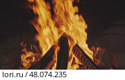 Burning fire flame closeup in fireplace. Стоковое видео, видеограф Михаил Коханчиков / Фотобанк Лори