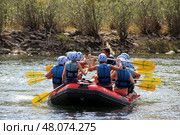 Турция, Анталья,групповой рафтинг по спокойной реке.Türkiye, Antalya,Group Rafting Adventure on a Serene River (2014 год). Редакционное фото, фотограф Соболева Наталия / Фотобанк Лори