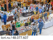 People buy unique products at the traditional Ivan-da-Marya Masters Festival, Yekaterinburg, Russia. Редакционное фото, фотограф Ирина Кононова / Фотобанк Лори