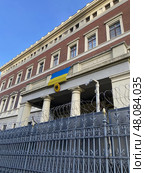 Украинский флаг на здании посольства Германии. Стамбул. Турция. Стоковое фото, фотограф Жанна  Киймазаслан / Фотобанк Лори