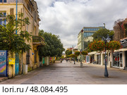 Пешеходный бульвар Алеко Богориди в центре Бургаса, Болгария (2021 год). Редакционное фото, фотограф Анна Ефимова / Фотобанк Лори