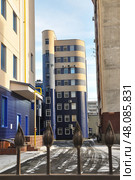 Город Тюмень. Административное здание. Улица Пермякова, дом 46 (2018 год). Стоковое фото, фотограф Александр Тараканов / Фотобанк Лори
