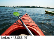 Байдарка с веслом на водной поверхности. Стоковое фото, фотограф Сергей Куров / Фотобанк Лори