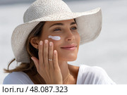 Woman Applying Sunscreen for Sun Protection, Skincare Routine Close-Up. Женщина наносит солнцезащитный крем для защиты от солнца, уход за кожей. Стоковое AI-изображение, AI-художник Katsiaryna Repich / Фотобанк Лори