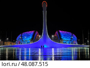 Bowl of the olympic flame Firebird in Sochi at night, Russia. Редакционное фото, фотограф Сергей Пристяжнюк (Serg Zastavkin) / Фотобанк Лори