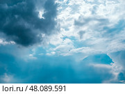 Предгрозовые облака на небе. Природный фон. Стоковое фото, фотограф Оксана / Фотобанк Лори