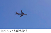 Passenger airplane flying and turning in blue sky. Стоковое фото, фотограф David Kashakhi / Фотобанк Лори