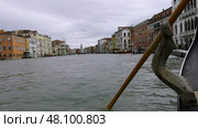 Gondolier rowing gondola on grand canal in venice, Italy. Стоковое фото, фотограф David Kashakhi / Фотобанк Лори