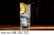 sparkling glass of seltzer ai generated. Стоковое AI-изображение, AI-художник Vectorwin / Фотобанк Лори