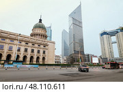 Tianjin, China, old and modern architecture. Старое здание концертного зала в Тяньцзине в европейском стиле и современные высотные здания (2024 год). Стоковое фото, фотограф Римма Тельнова / Фотобанк Лори