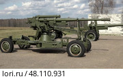 Военные экспонаты орудия в Бородинском музее на Бородинском поле. Май. Military exhibits of guns in the Borodino Museum on the Borodino Field. May. Редакционное видео, видеограф Горшков Александр / Фотобанк Лори