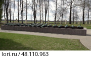 Трофейные орудия пушки 1812 года в Бородинском музее. Туристы. Май. Captured cannons from 1812 in the Borodino Museum. Tourists. May. Редакционное видео, видеограф Горшков Александр / Фотобанк Лори
