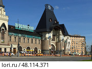Yaroslavsky railway station on Komsomolskaya Square, one of nine main railway stations in Moscow. Russia. Редакционное фото, фотограф Валерия Попова / Фотобанк Лори