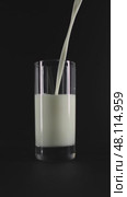 Pouring Milk into a Glass A Captivating and Beautiful Slow Motion Sequence Unfolds. Стоковое видео, видеограф Женя Канашкин / Фотобанк Лори