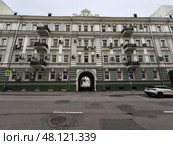 Старинное жилое здание с аркой во дворе. Редакционное фото, фотограф Мария Сергеева / Фотобанк Лори