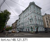 Здание на пересечении улиц в городе. Редакционное фото, фотограф Мария Сергеева / Фотобанк Лори