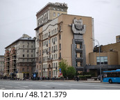 Бывший доходный дом (1912 г., архитектор А. Н. Новиков). Металлическая конструкция "Мир" советского периода. Проспект Мира, 36, стр. 1, Москва. Редакционное фото, фотограф Мария Сергеева / Фотобанк Лори