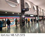 Пассажиры на платформе метро Электрозаводская БКЛ в Москве. Редакционное фото, фотограф Мария Сергеева / Фотобанк Лори