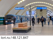 Состав подъезжает к платформе. Станция Петербургского метрополитена «Удельная» в день открытия после ремонта. Город Санкт-Петербург. Редакционное фото, фотограф Румянцева Наталия / Фотобанк Лори