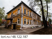 Малоэтажный жилой кирпичный дом расположенный по адресу улица Семашко, 5 в Нижнем Новгороде. 1917 год постройки. Стоковое фото, фотограф Константин Григорьев / Фотобанк Лори
