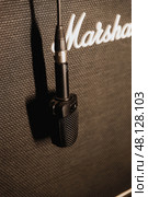 Микрофон на гитарном усилителе Marshall (2023 год). Редакционное фото, фотограф Михаил Кузьмин / Фотобанк Лори