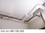 Installation of electrical wiring and ventilation on the ceiling. Стоковое фото, фотограф Виктория Тельминова / Фотобанк Лори