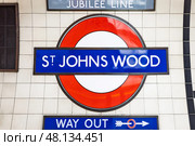 St. Johns Wood Station - London Underground Tube Sign. London, UK, 17 March 2024. Редакционное фото, фотограф Zydrius Tartenis / Фотобанк Лори