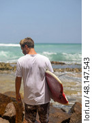 A Surfer Getting Excited and Prepared to Catch a Perfect Wave at the Beautiful Beach on a Sunny Day. Стоковое фото, фотограф Женя Канашкин / Фотобанк Лори