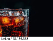 Освежающий напиток с пузырьками и льдом. Стоковое AI-изображение, AI-художник Александр Жуков / Фотобанк Лори