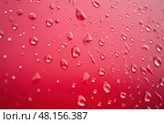 Крупные капли воды на красной поверхности. Стоковое AI-изображение, AI-художник Александр Жуков / Фотобанк Лори