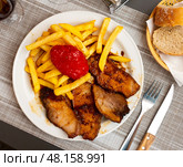 Pork loin with fried potato and pimiento on plate. Стоковое фото, фотограф Яков Филимонов / Фотобанк Лори