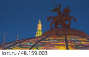 Moscow, RUSSIA - Aug 04 2021, 4k: Panoramic view on World Clock Fountain and the Moscow Manege from Manezhnaya Square, on Aug 04, 2021 in Moscow, Russia. Редакционное видео, видеограф Сергей Богомяко / Фотобанк Лори