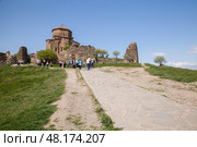 Mtskheta, Georgia. Tourists walk to the Jvari Monastery on a sunny day (2019 год). Стоковое фото, фотограф EugeneSergeev / Фотобанк Лори