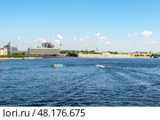 Вид на Пироговскую и Петровскую набережные с Троицкого моста через реку Неву. Город Санкт-Петербург (2020 год). Стоковое фото, фотограф Жигалов Евгений Павлович / Фотобанк Лори