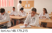 Confident african american doctor visiting lectures within refresher course. Professional development concept. Стоковое видео, видеограф Яков Филимонов / Фотобанк Лори