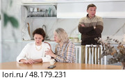 Family quarrel, old woman calming woman, all are upset and dissatisfied. Family quarrel, old woman calming woman. Стоковое видео, видеограф Яков Филимонов / Фотобанк Лори