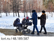 Женщины с детской коляской для двойни гуляют в парке. Город Тюмень (2018 год). Редакционное фото, фотограф Александр Тараканов / Фотобанк Лори