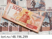 Банкноты 5000 и 500 рублей. Стоковое фото, фотограф Игорь Низов / Фотобанк Лори