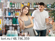 Guy yells at girl and reproaches her. Conflict during shopping, family disagreements. Стоковое фото, фотограф Яков Филимонов / Фотобанк Лори