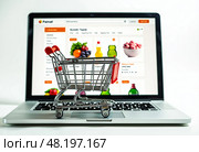 Клавиатура ноутбука с маленькой тележкой из супермаркета. Покупка продуктовых и промышленных товаров в интернет магазинах онлайн. A laptop keyboard with a small supermarket cart. Purchase of grocery and industrial goods in online stores online. Стоковое AI-изображение, AI-художник Гер Олег / Фотобанк Лори