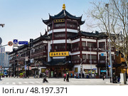 Shanghai, China – 1 April 2025: Traditional architecture and tourists on Yuyuan Old Street, a historic shopping area near Yu Garden in Shanghai Old City. Редакционное фото, фотограф Татьяна Терехина / Фотобанк Лори