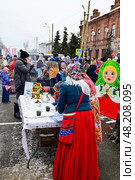 Горячий чай из самовара на Масленицу. Город Ялуторовск Тюменская область. Редакционное фото, фотограф Александр Тараканов / Фотобанк Лори