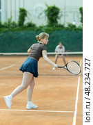 Young woman playing tennis against opponent. Стоковое фото, фотограф Яков Филимонов / Фотобанк Лори
