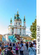 Kyiv, Ukraine - August 24, 2013: Tourists near souvenir shops on Andreevsky Descent in Kyiv. Редакционное фото, фотограф Татьяна  Бральнина / Фотобанк Лори
