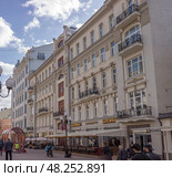 Улица Арбат дом 29. Вид - 1. Москва, район Арбат, май 2025. Редакционное фото, фотограф Казума / Фотобанк Лори