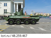 Самоходное артиллерийское орудие Нона - СВК калибром 120мм на колёсном шасси 8х8.  Волгоград, улица Мира, Россия. Редакционное фото, фотограф Андрей Цыганков / Фотобанк Лори