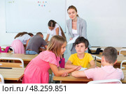 Tweens working in small groups during lesson at school. Стоковое фото, фотограф Яков Филимонов / Фотобанк Лори