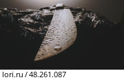 Drops of water on the blade of an expensive exclusive kitchen knife. Стоковое видео, видеограф Aleksey Kidisyuk / Фотобанк Лори