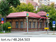 Вид на дом купца К.Г. Осокина, дом мещанина Г.П. Чарминга, конец 19 века, улица Розы Люксембург, 16, Екатеринбург (2024 год). Редакционное фото, фотограф Pukhov K / Фотобанк Лори