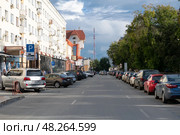 Движение транспорта на улице Мамина-Сибиряка, Екатеринбург (2024 год). Редакционное фото, фотограф Pukhov K / Фотобанк Лори